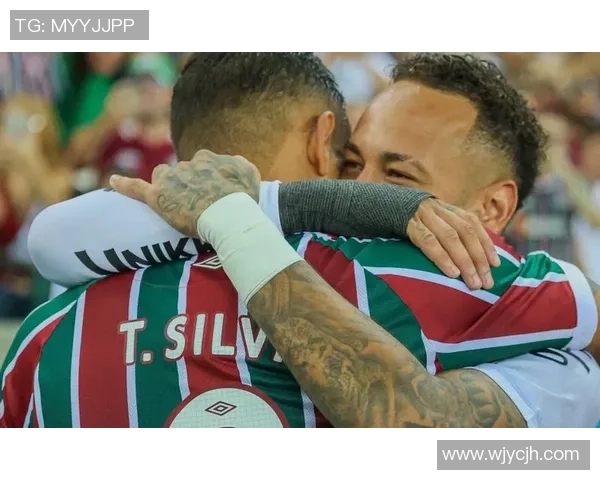 足球巨星深夜现身夜店引发热议球迷热情高涨媒体持续关注 足球巨星深夜现身夜店引发热议球迷热情高涨媒体持续关注