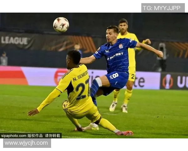 足球巨星赛场激情瞬间引争议中指动作引发球迷热议 足球巨星赛场激情瞬间引争议中指动作引发球迷热议